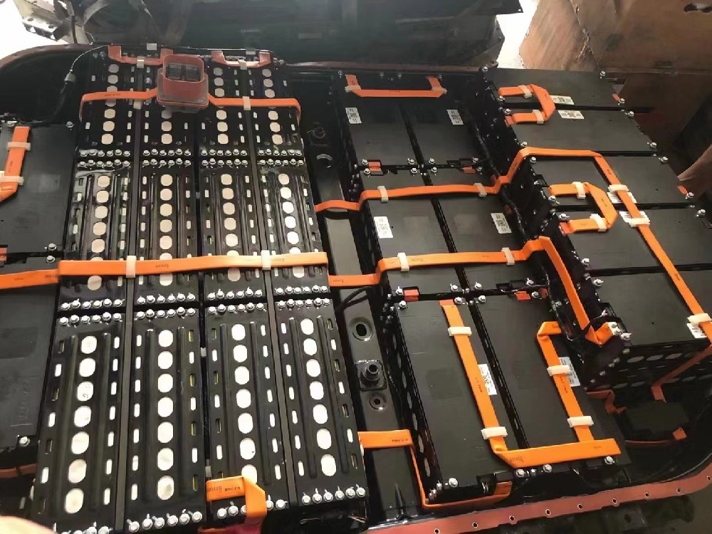 苏州宽焊高分子扩散焊机:新能源汽车电池包串联选用铜软连接的优势